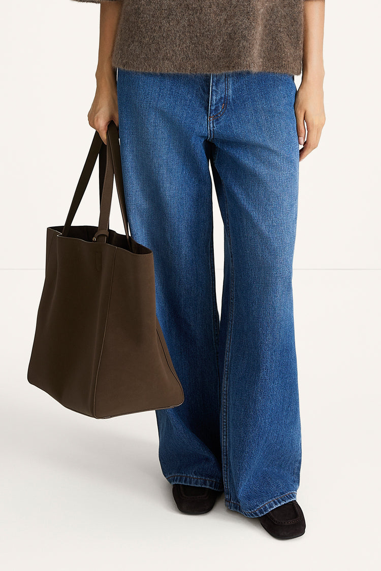Yacht bag coffee suede stylein model image front