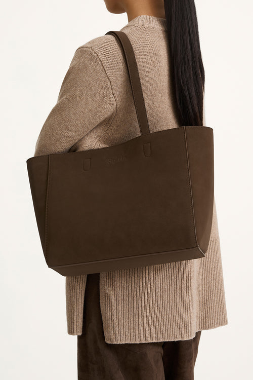 Yacht bag mini coffee suede stylein model image side