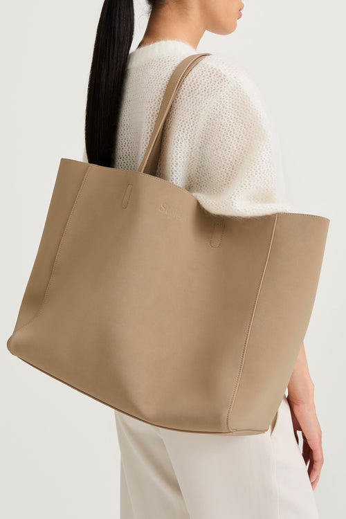 Yacht Shopper Bag Sand faux suede Stylein model image