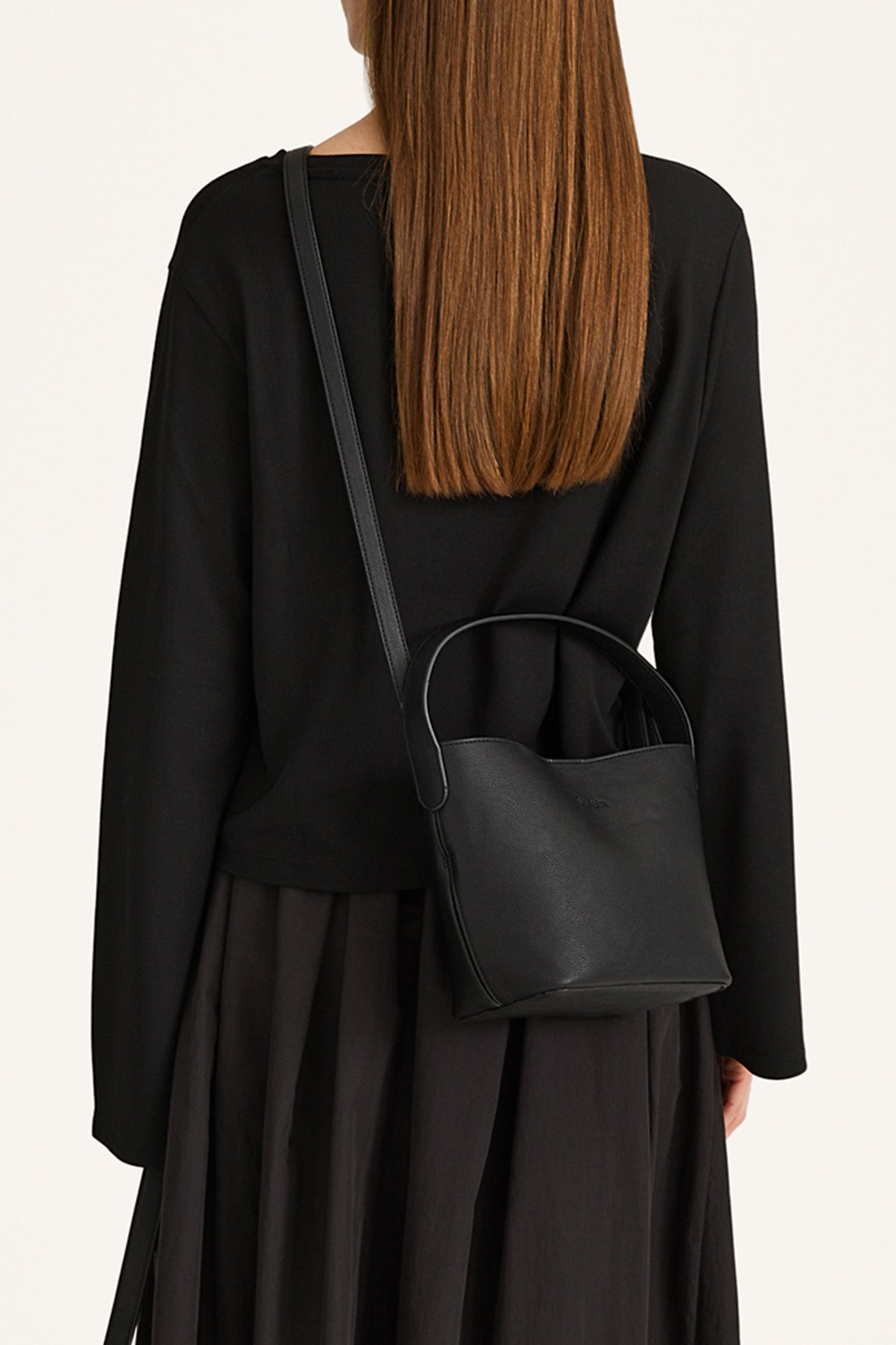 Youness mini bucket bag black stylein back model image