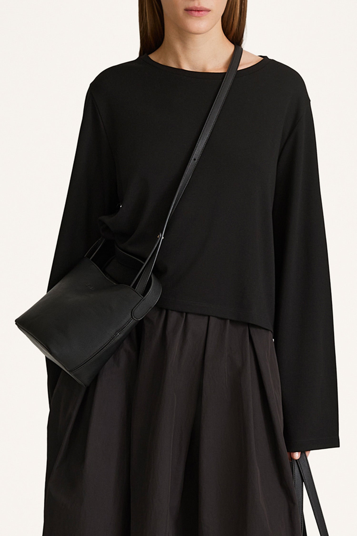 Youness mini bucket bag black stylein front model image