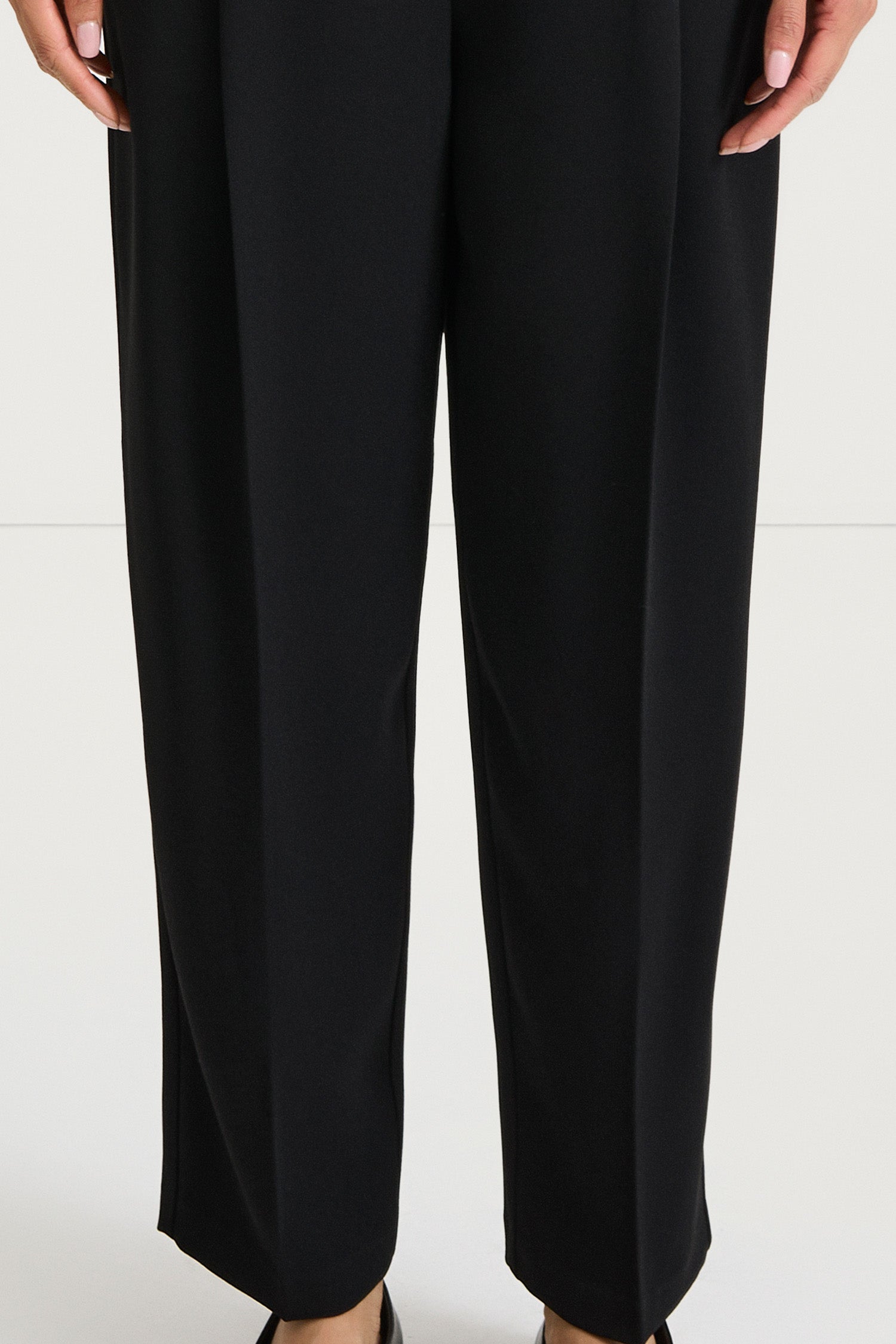 black ankle length suit trousers stylein berga detail