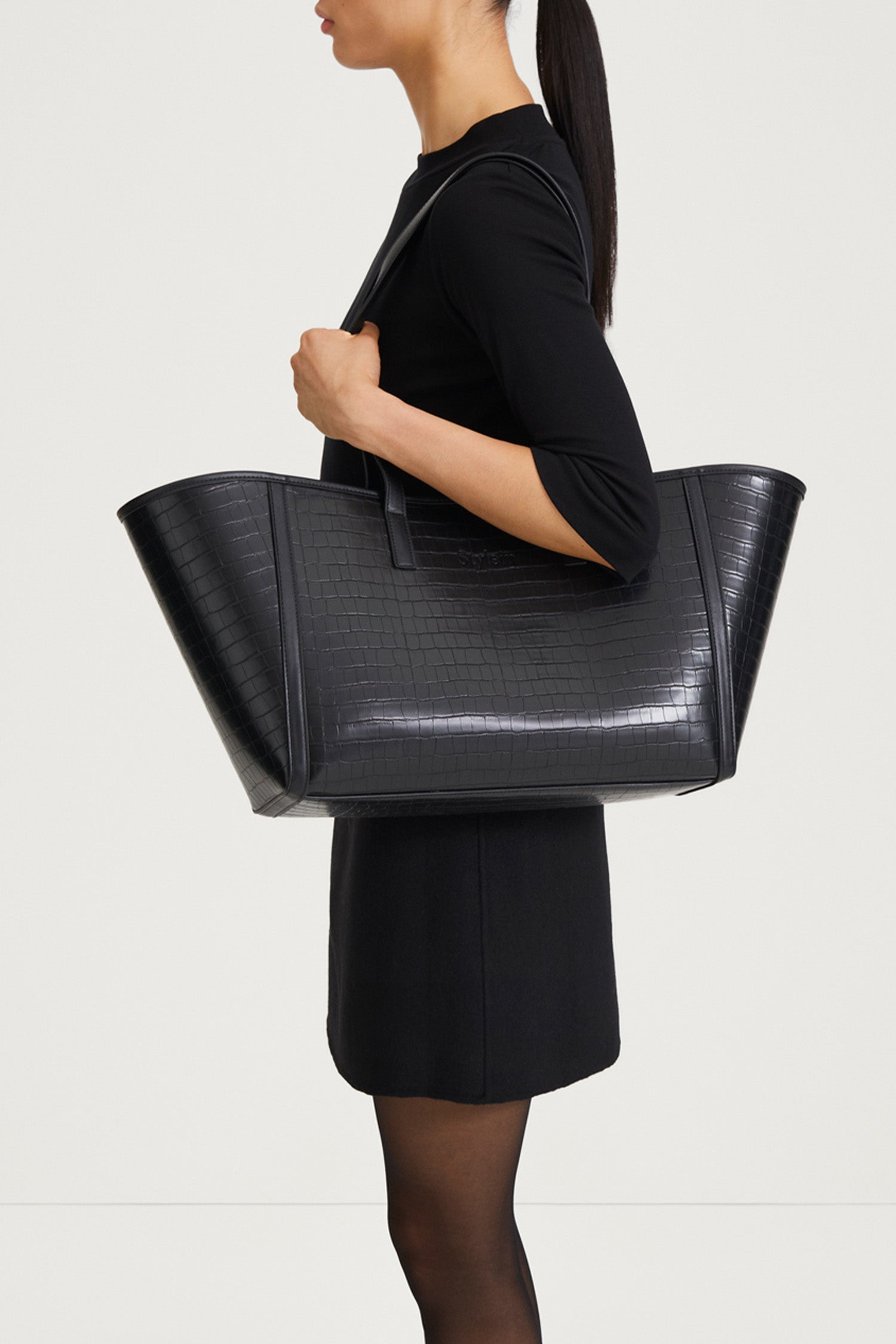 black croc embossed faux leather tote bag stylein yendi model image