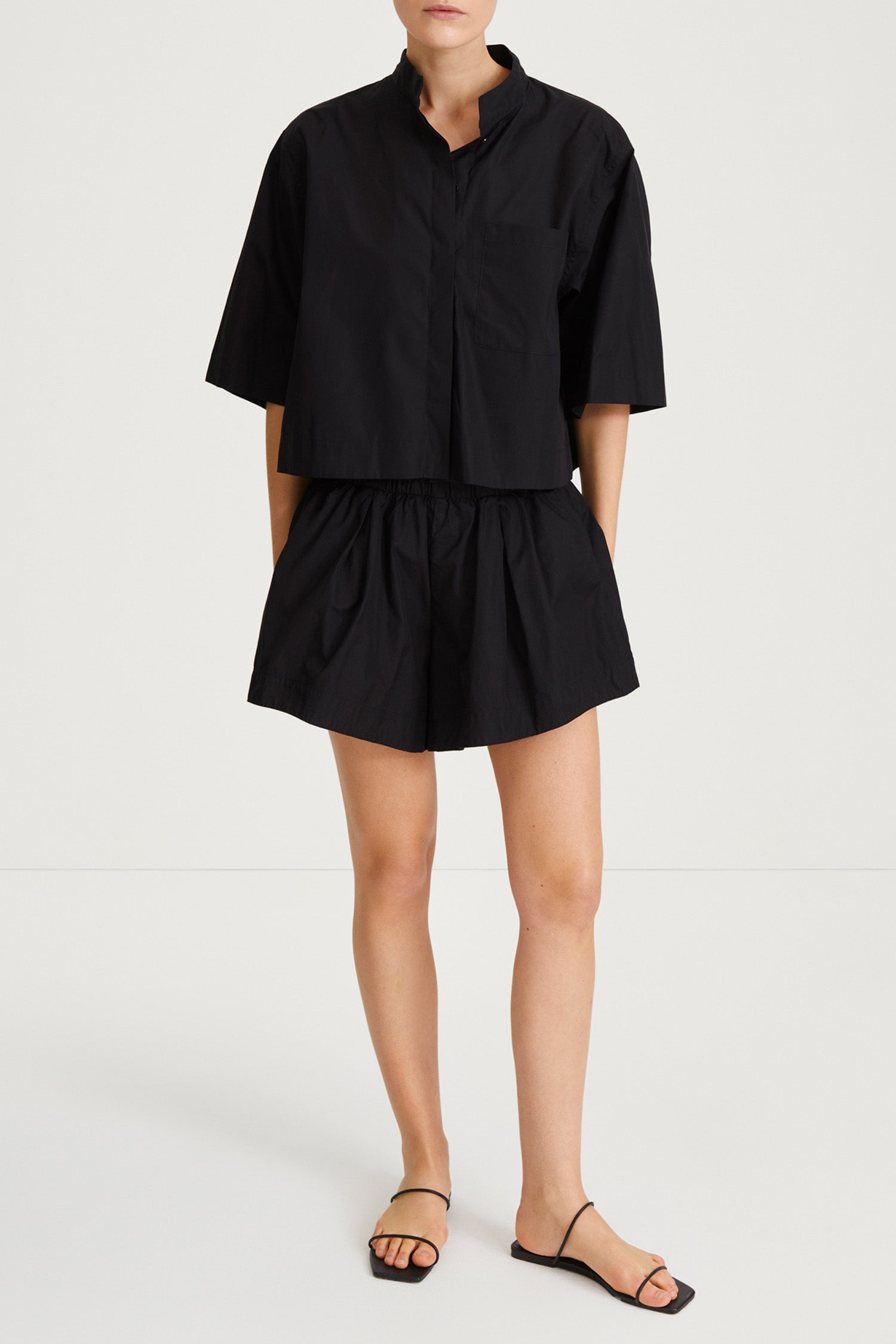 Jenessa shirt loose cropped stand collar black stylein front image
