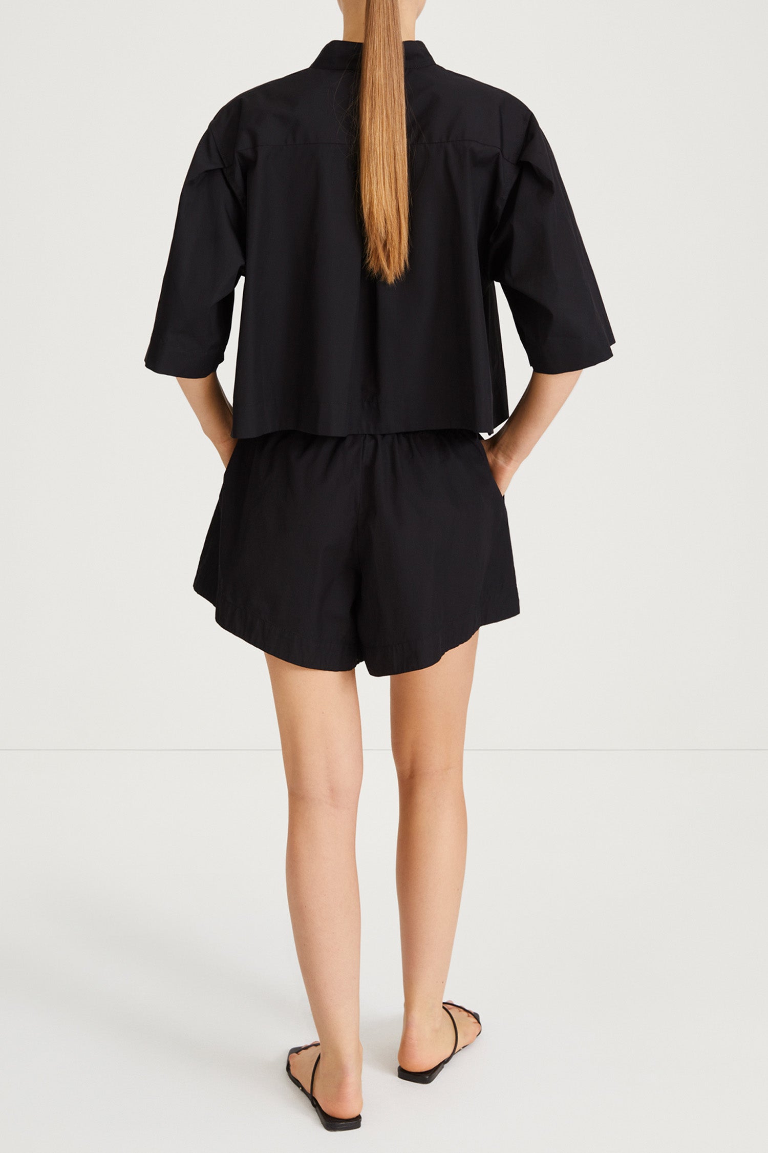 Jenessa shirt loose cropped stand collar black stylein back image