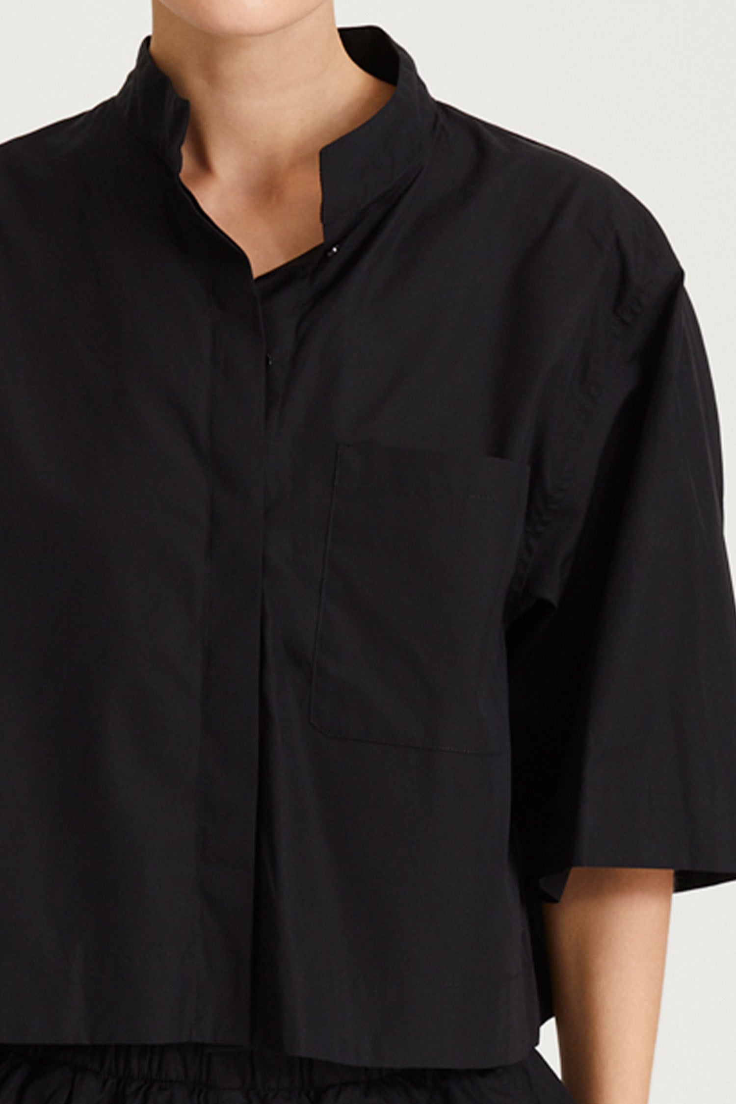 Jenessa shirt loose cropped stand collar black stylein detail image