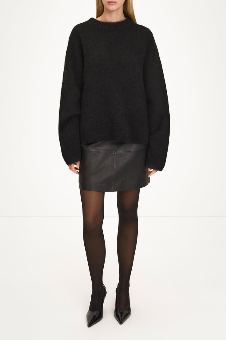 black leather mini skirt stylein vomo model image