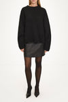 black leather mini skirt stylein vomo model image