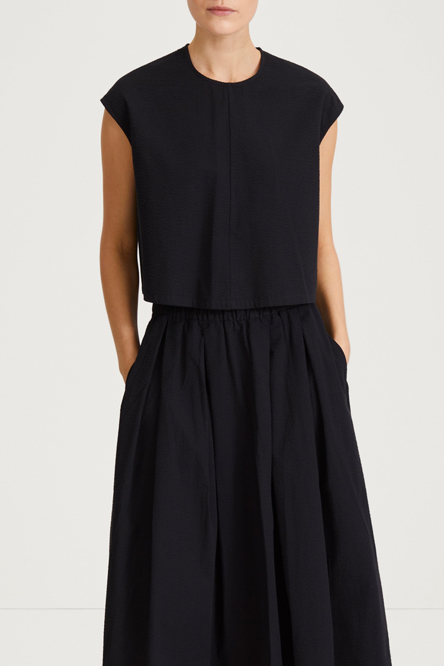 Jayla top cropped boxy short sleeved seersucker black stylein front image