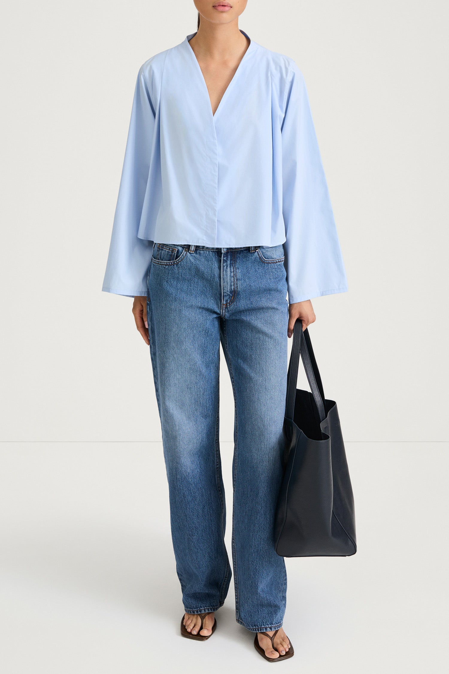 Light blue v-neck shirt stylein jaylene front model image