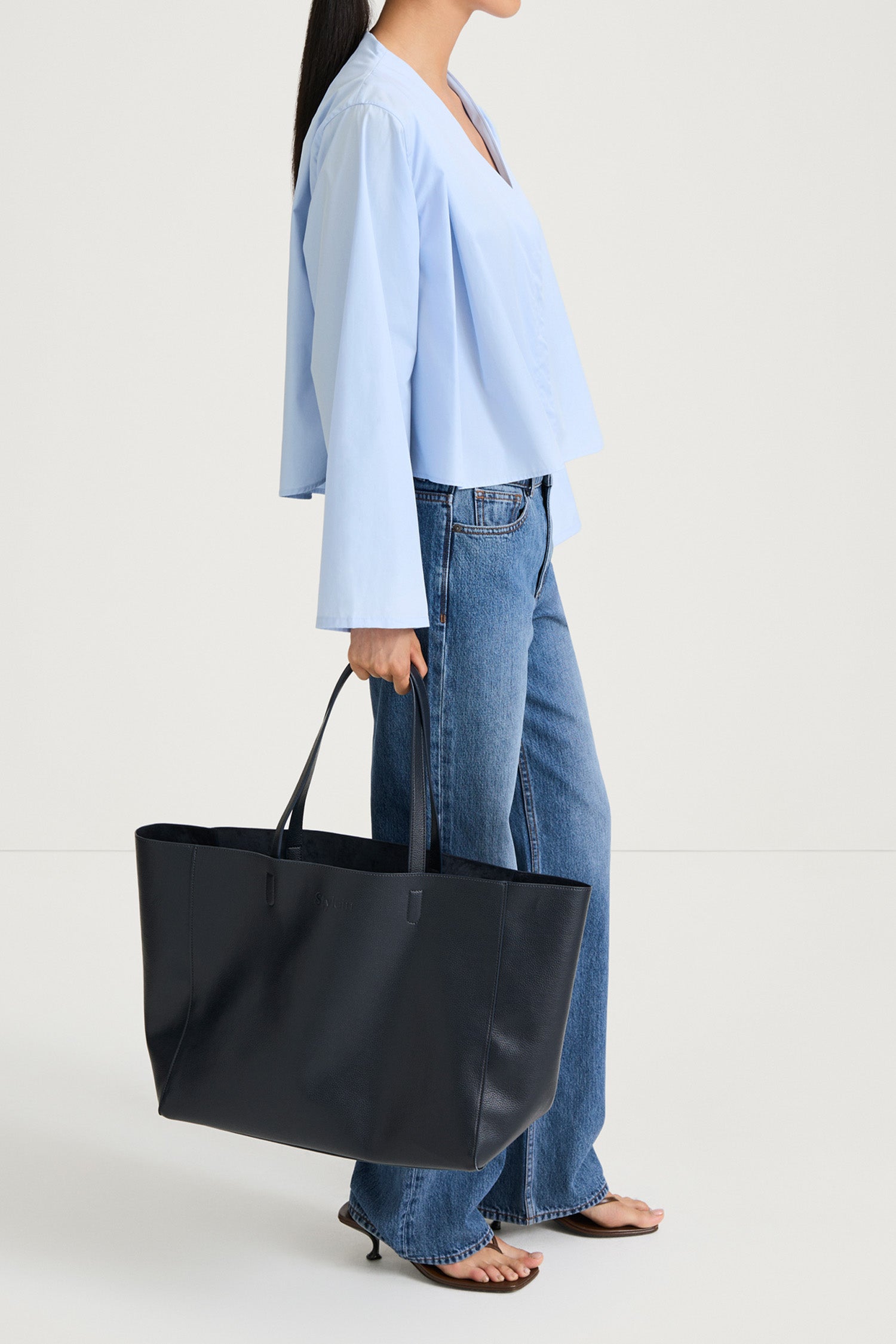 Light blue v-neck shirt stylein jaylene side model image