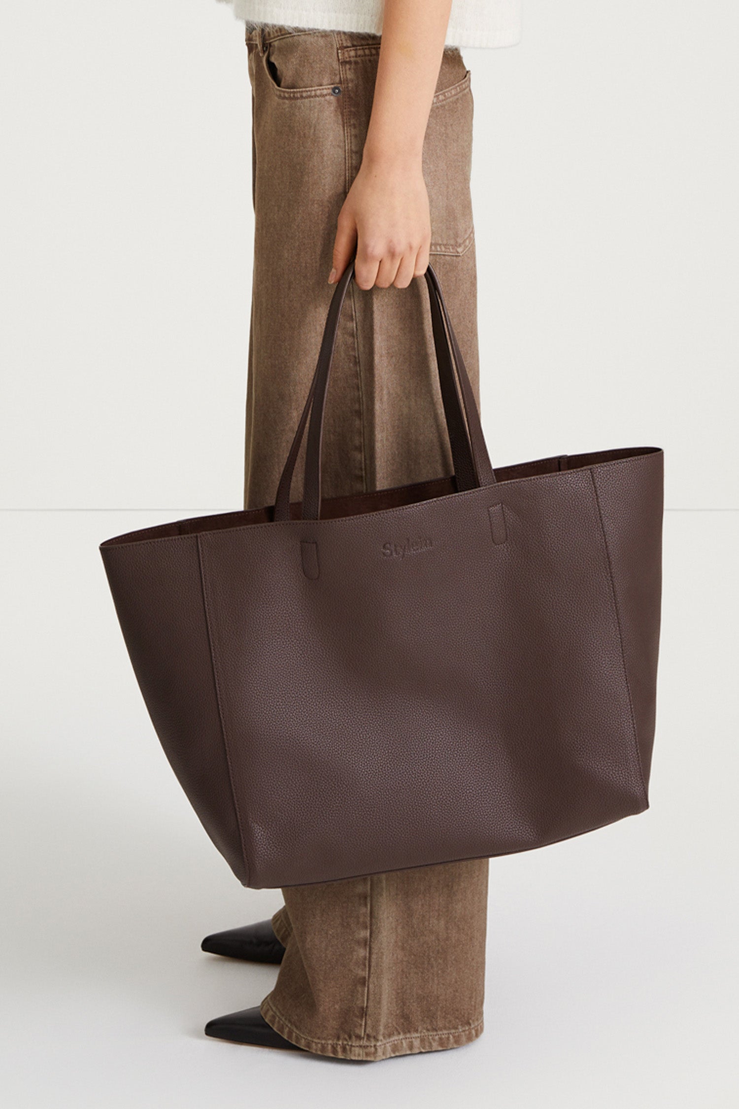 yacht bag brown stylein model image