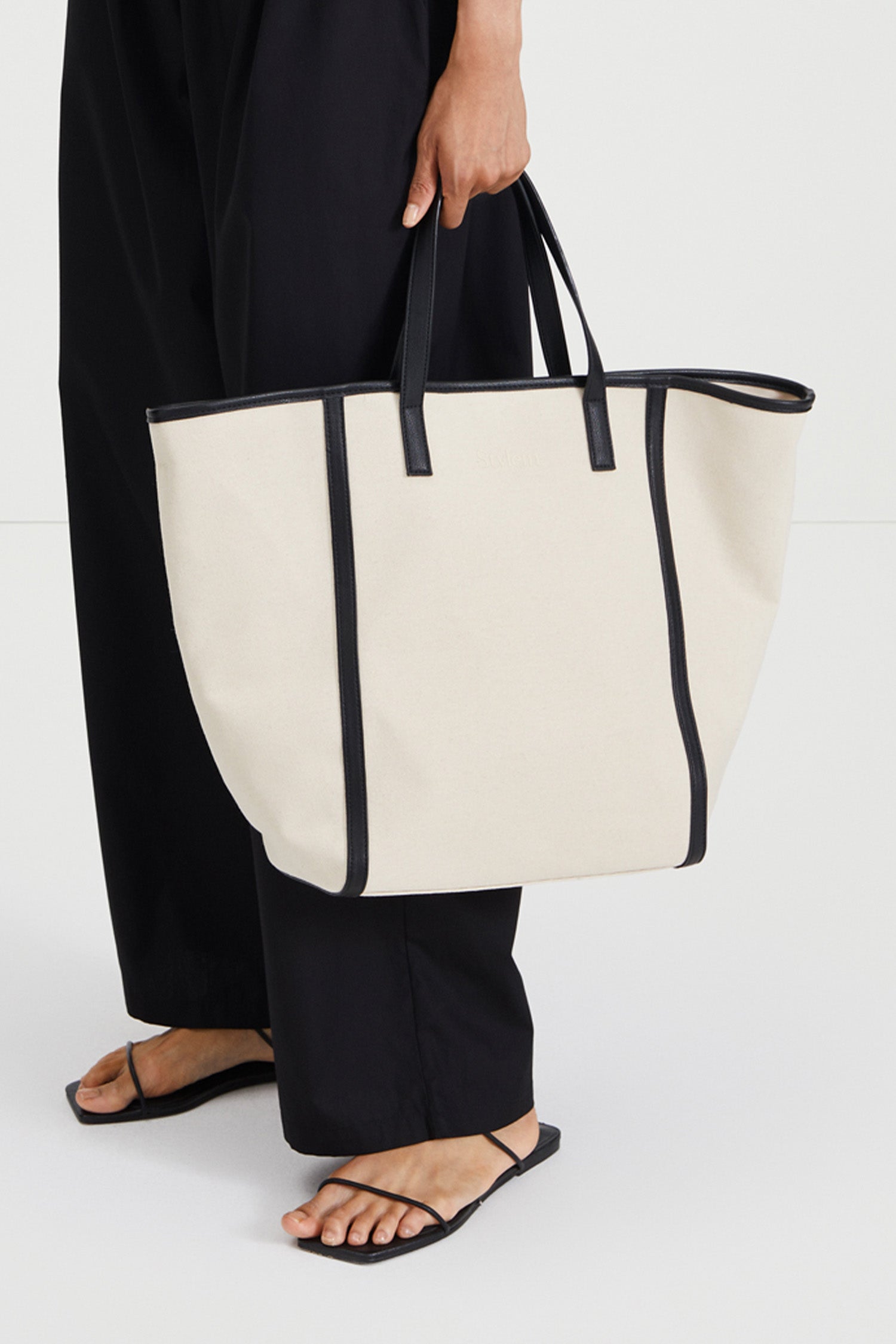 Yilan tote bag black canvas stylein front image