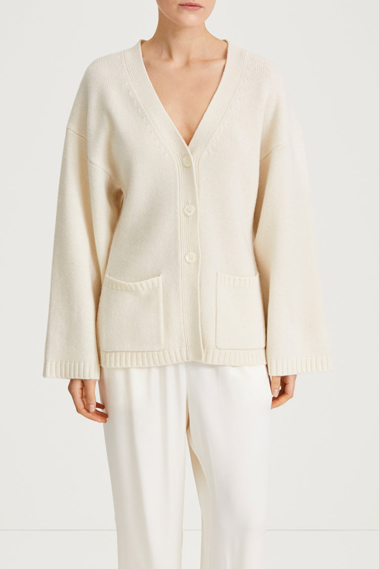 cream knitted cardigan stylein helia close up