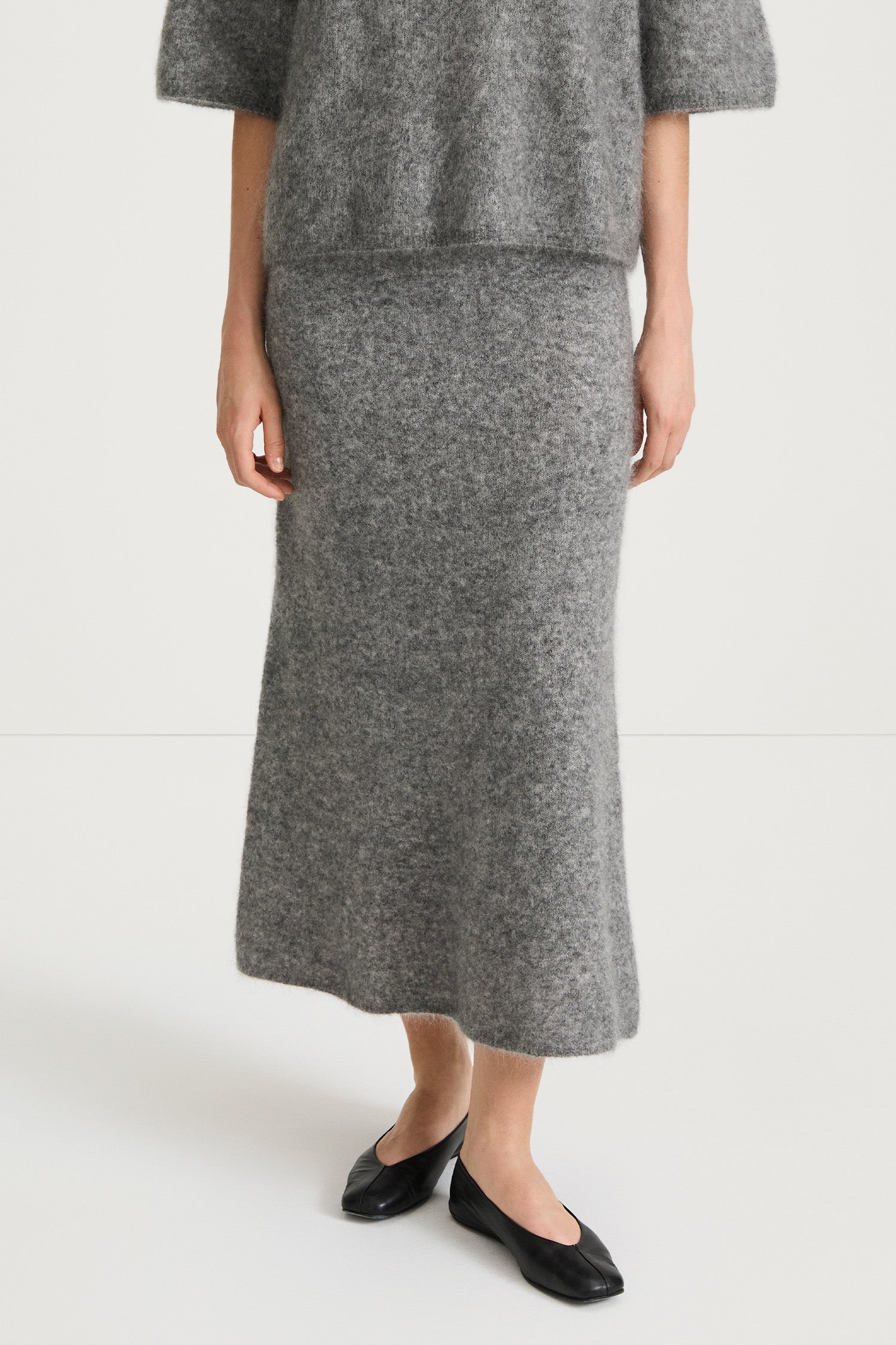 grey knitted a-lined skirt stylein nanie close up
