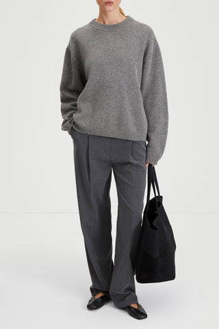 grey knitted sweater stylein harlow model image