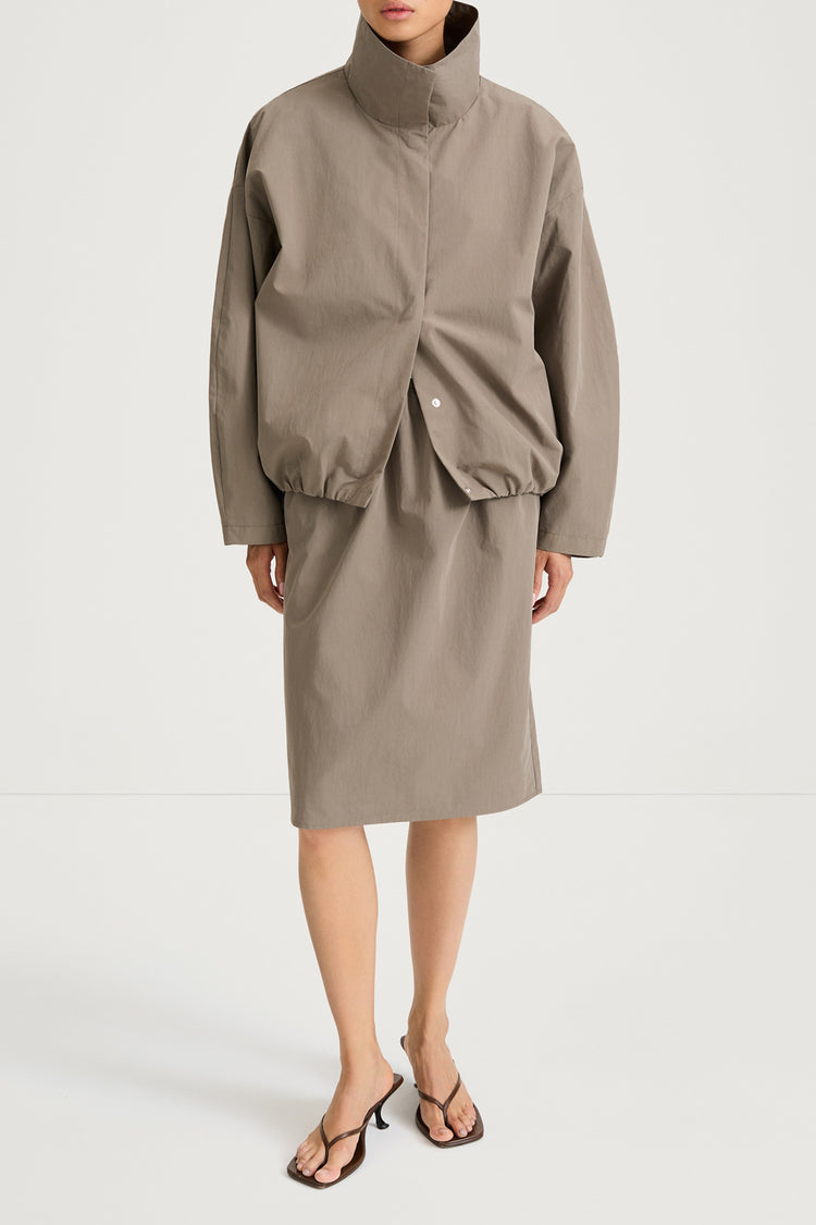 Khaki wind jacket stylein sarou front model image