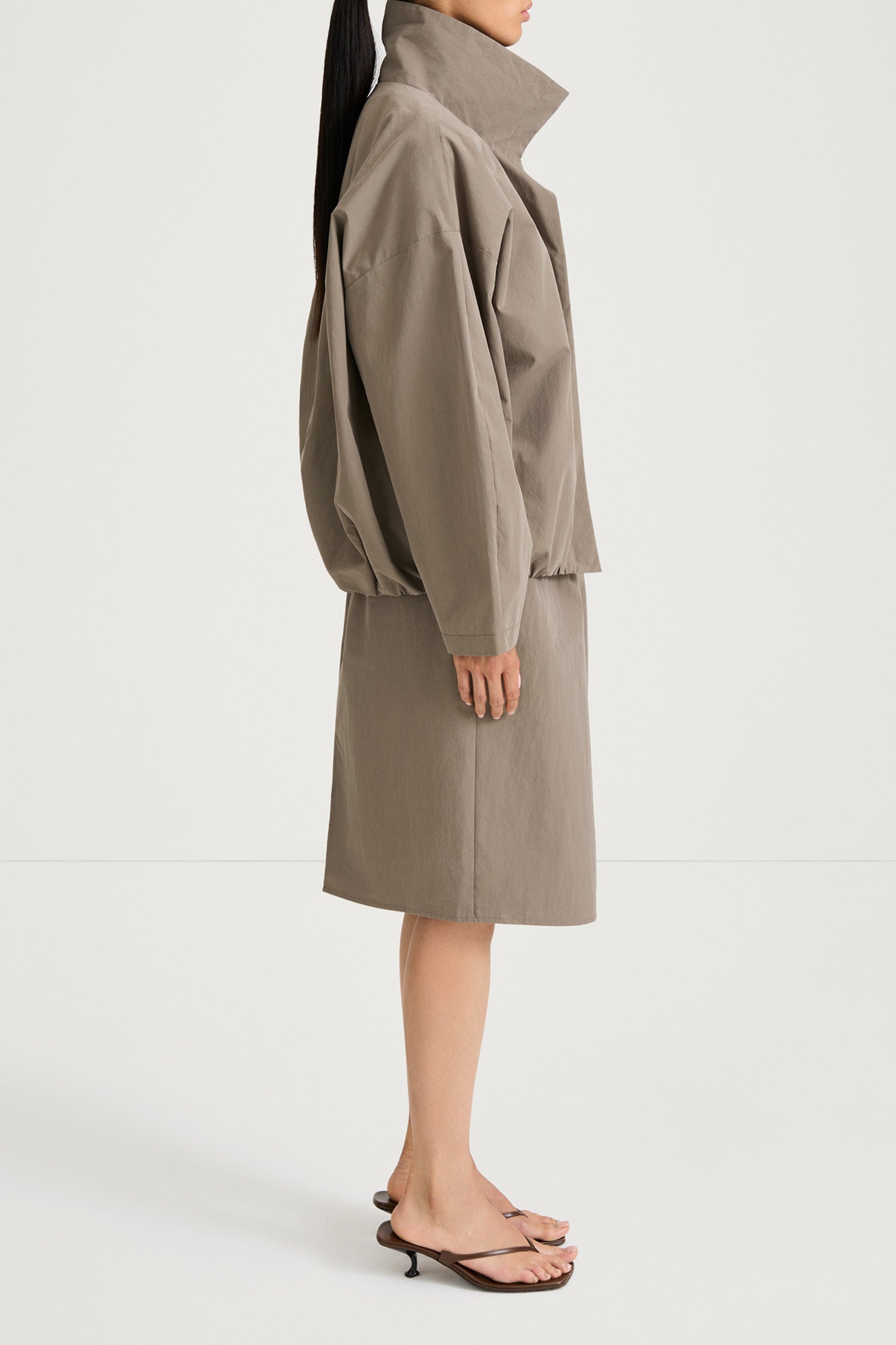 Khaki wind jacket stylein sarou side model image