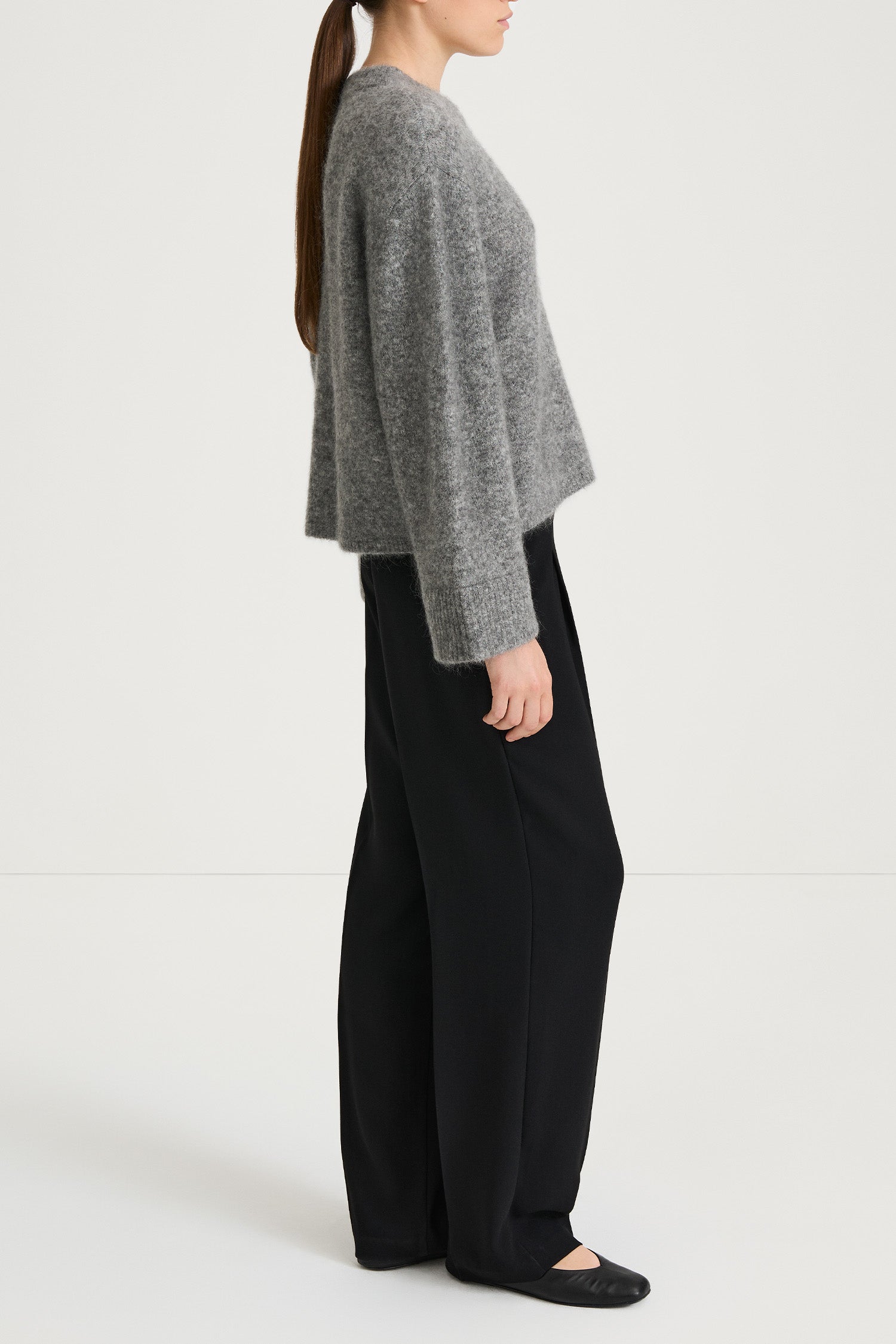 knitted grey cropped sweater stylein niclas short side
