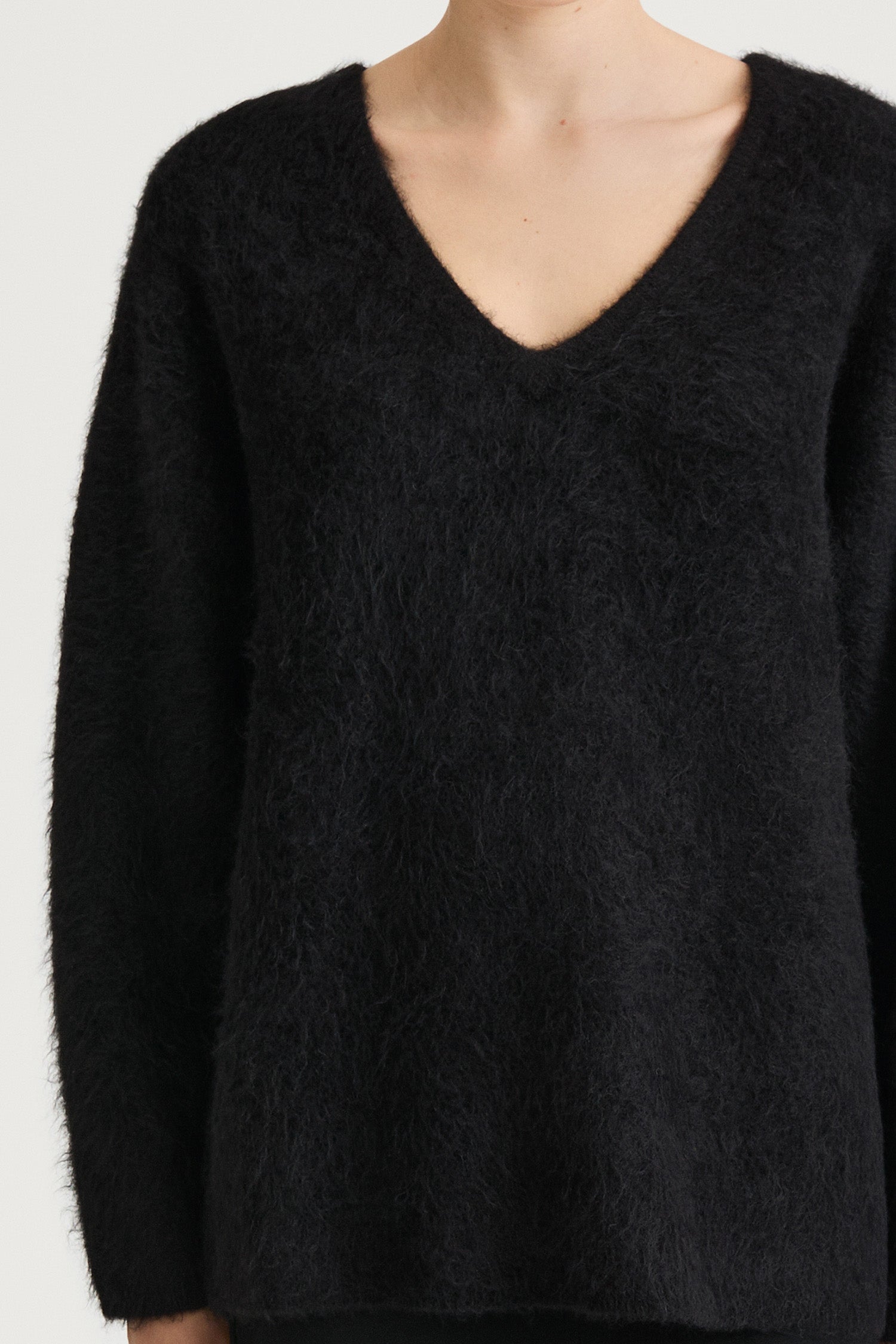 Black v-neck alpacka sweater stylien liora detail