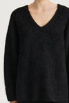 Black v-neck alpacka sweater stylien liora detail