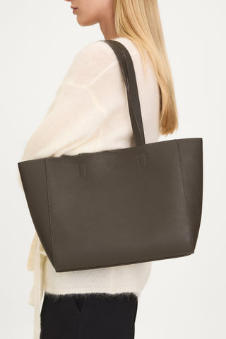 mini totebag yacht shopper stylein dark mud model image