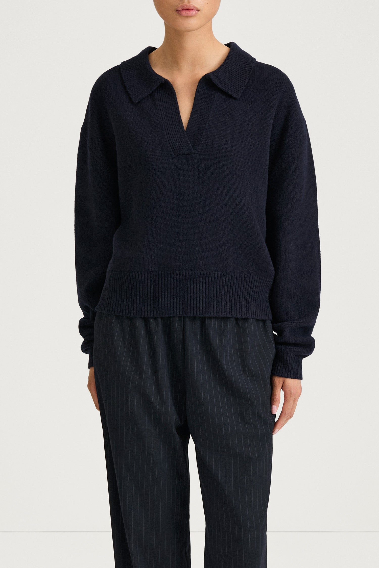 navy v-nec collar knitted sweater stylein harmony close up