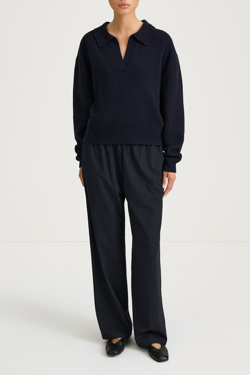 navy v-nec collar knitted sweater stylein harmony model image