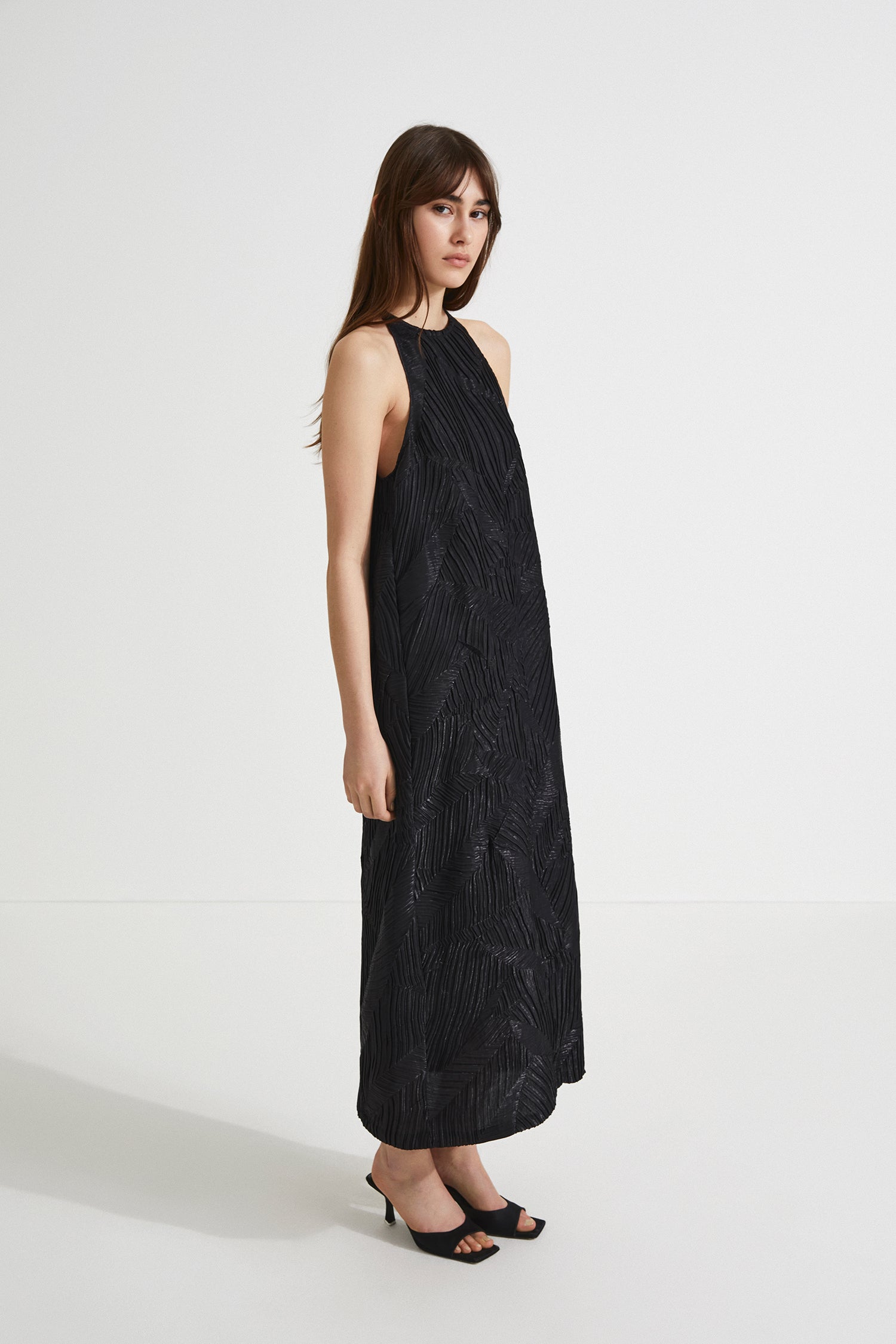 Ivonne dress ankle length slim tank crew neck pleated loosely fitted black stylein side image