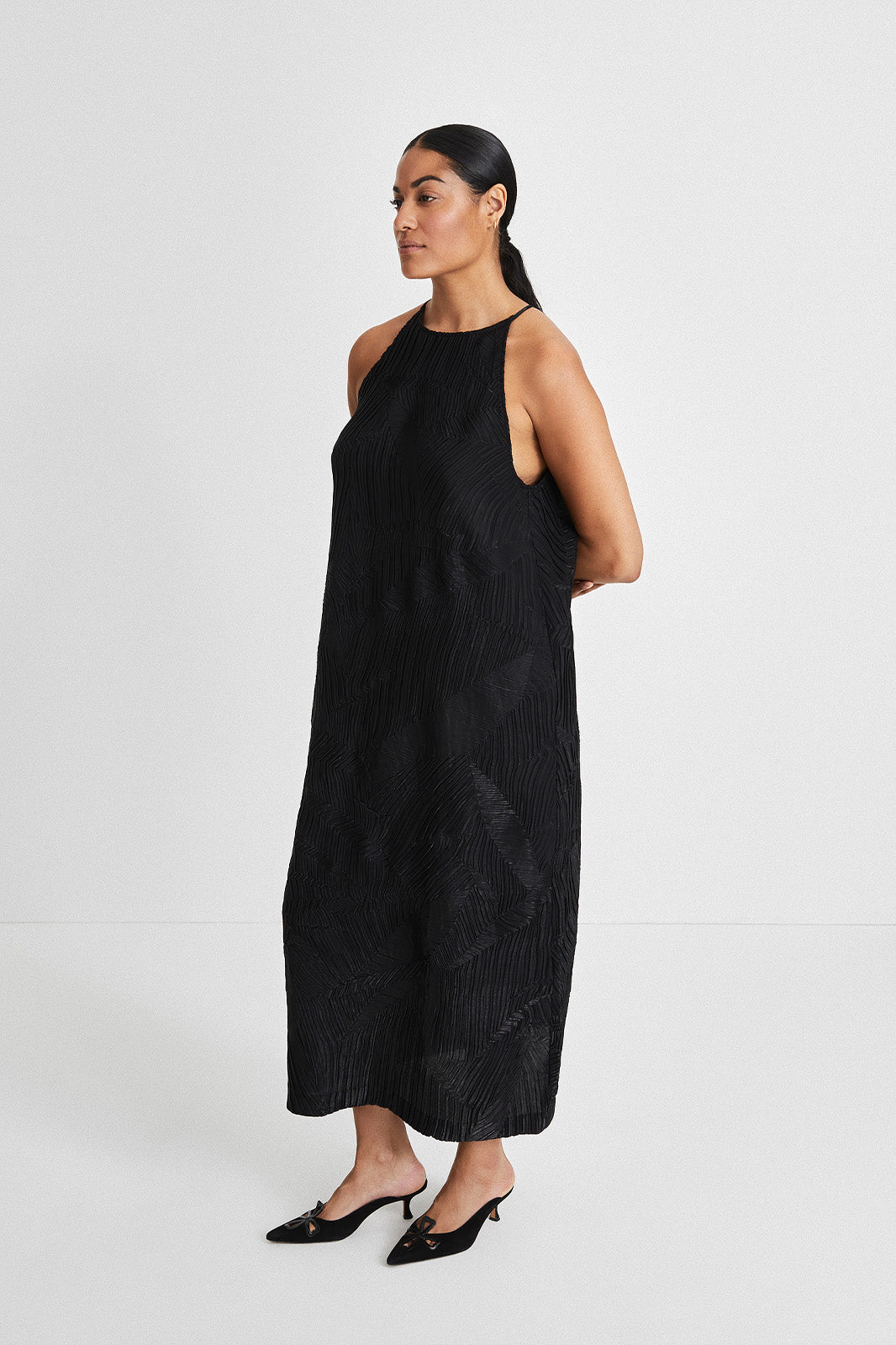 Ivonne dress ankle length slim tank crew neck pleated loosely fitted black stylein side image