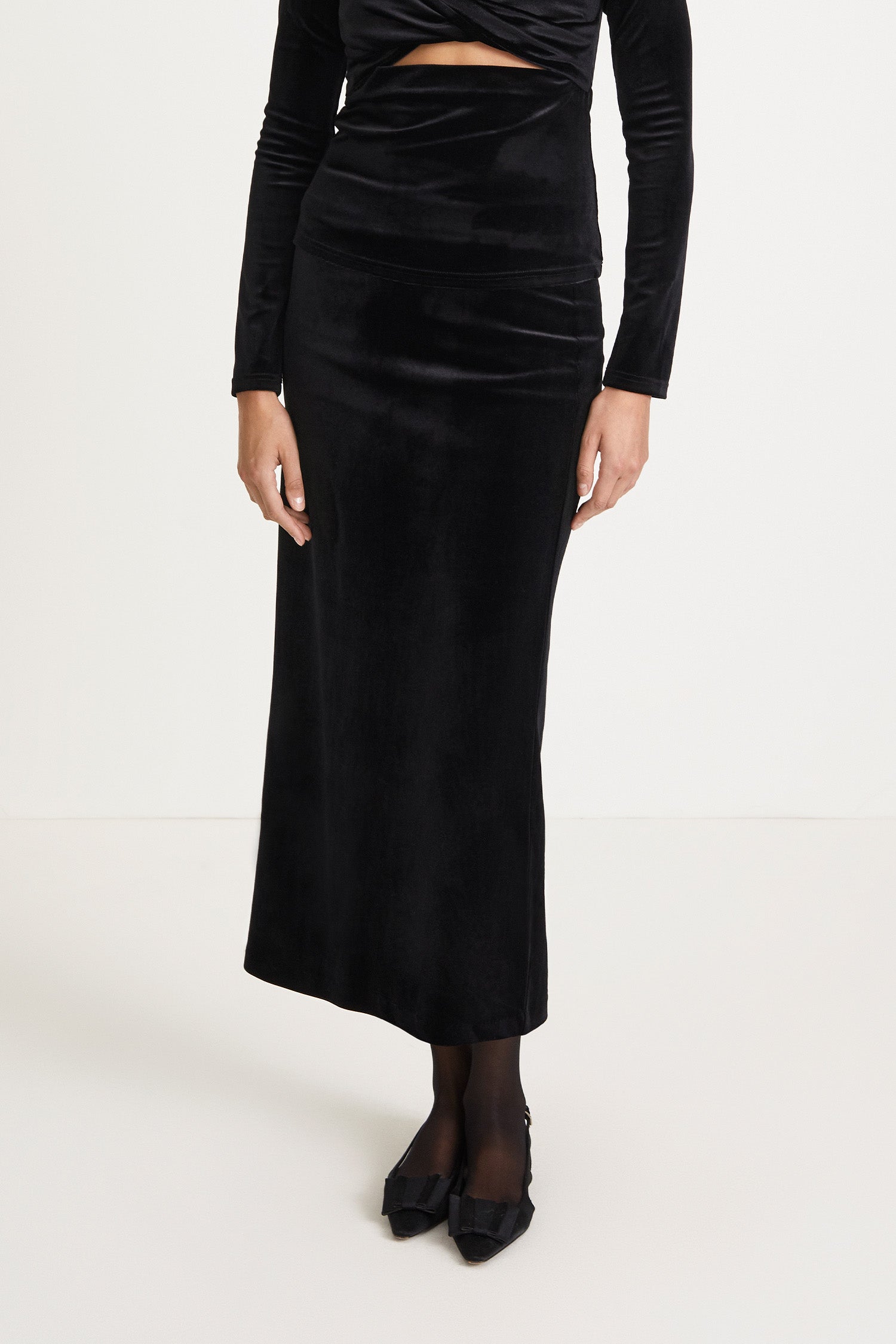 Claudi long skirt maxi velvet slight flare black stylein front image