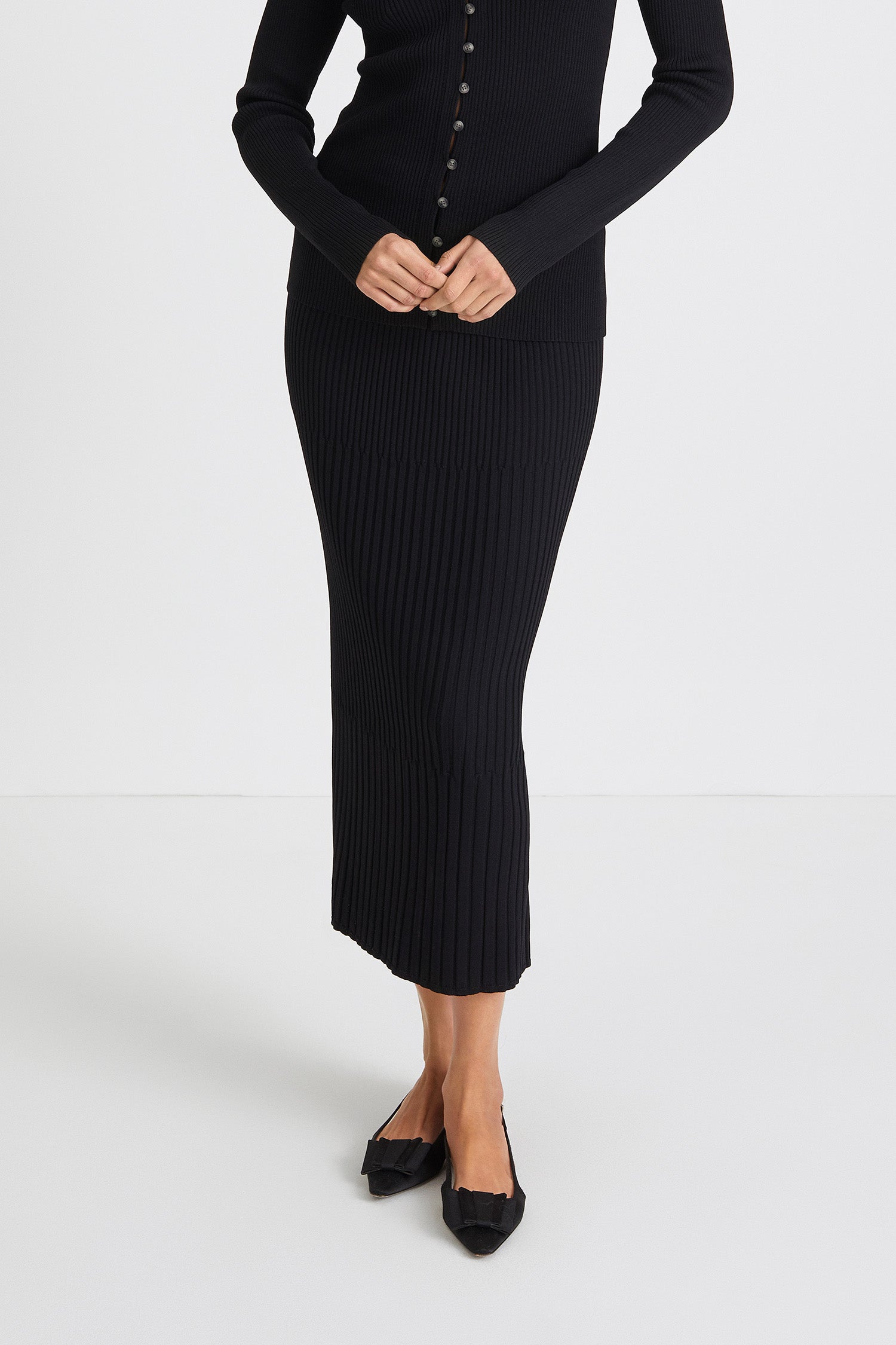 Perina skirt rib knitted mid length black stylein front image