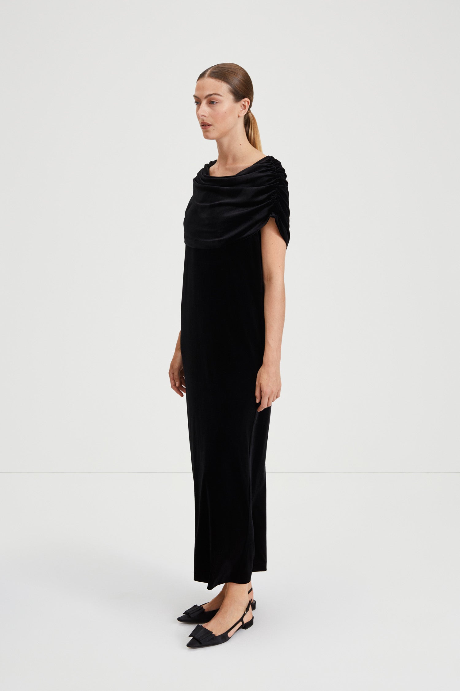 Carro dress loose fitting sleevless draped cape rounded neckline velvet black stylein side image