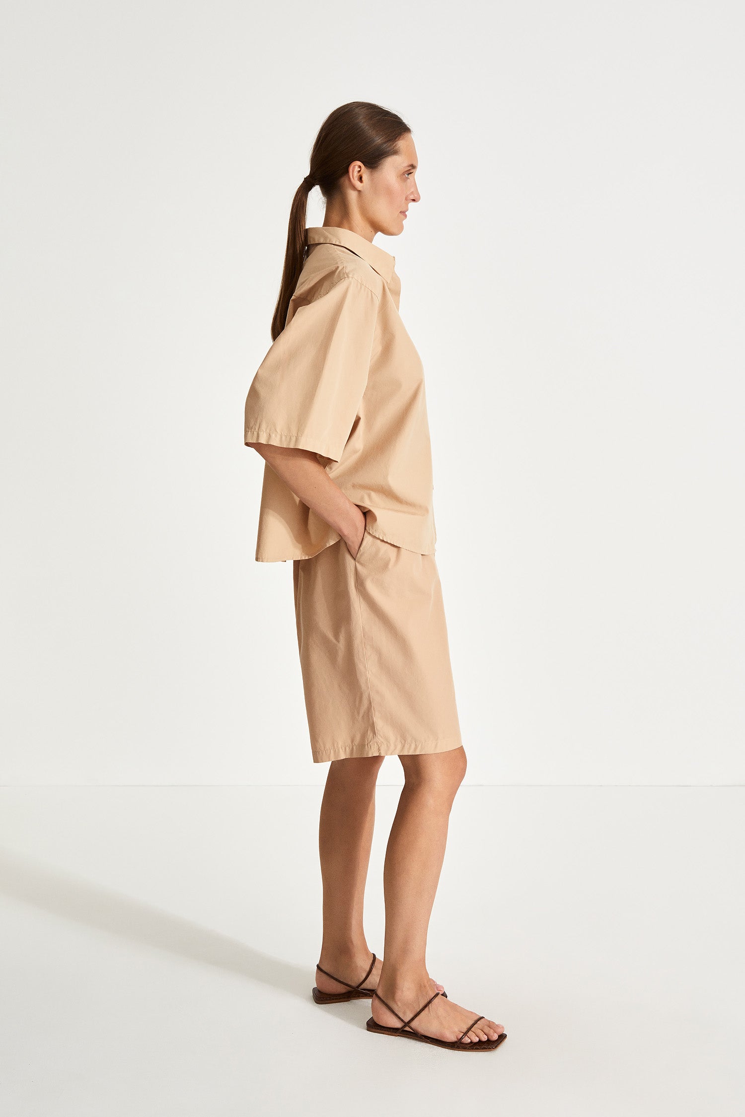 Jessie shorts knee length wide silhouette beige stylein side image