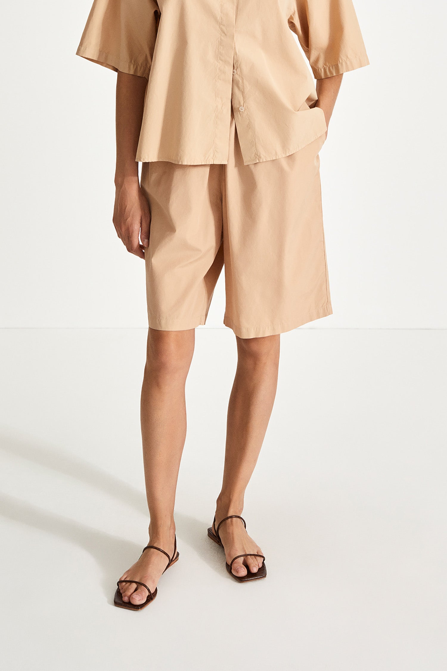 Jessie shorts knee length wide silhouette beige stylein front image