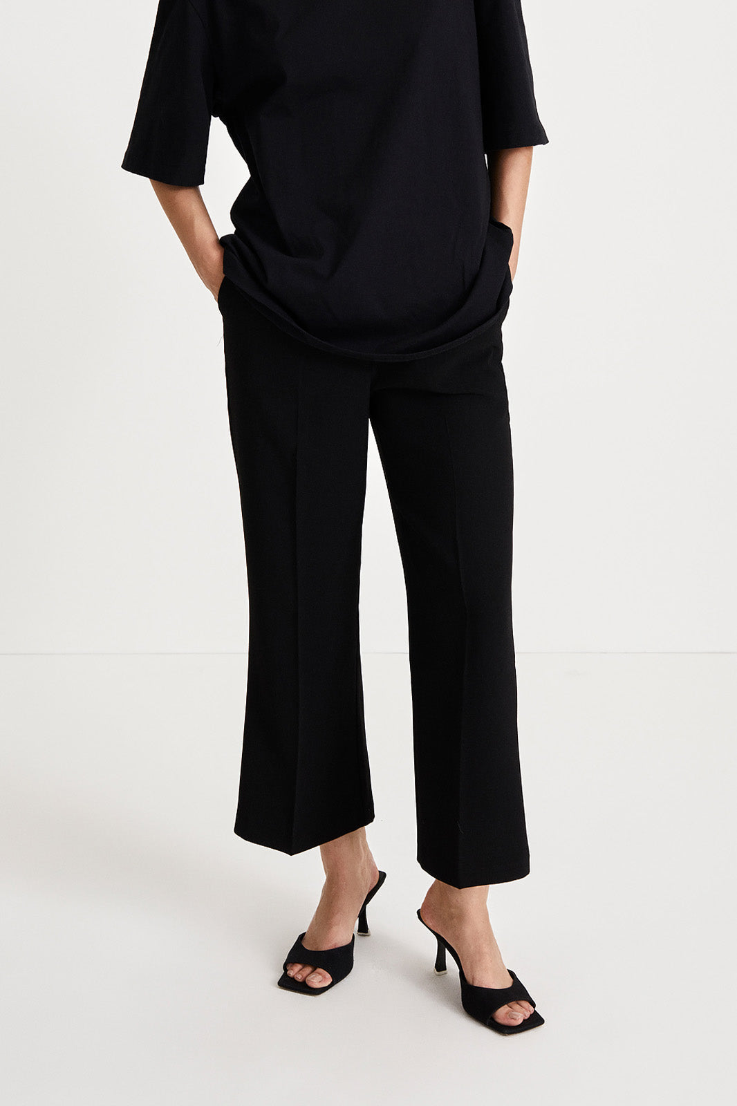 Bonita trousers cropped flared crepe black stylein front image 