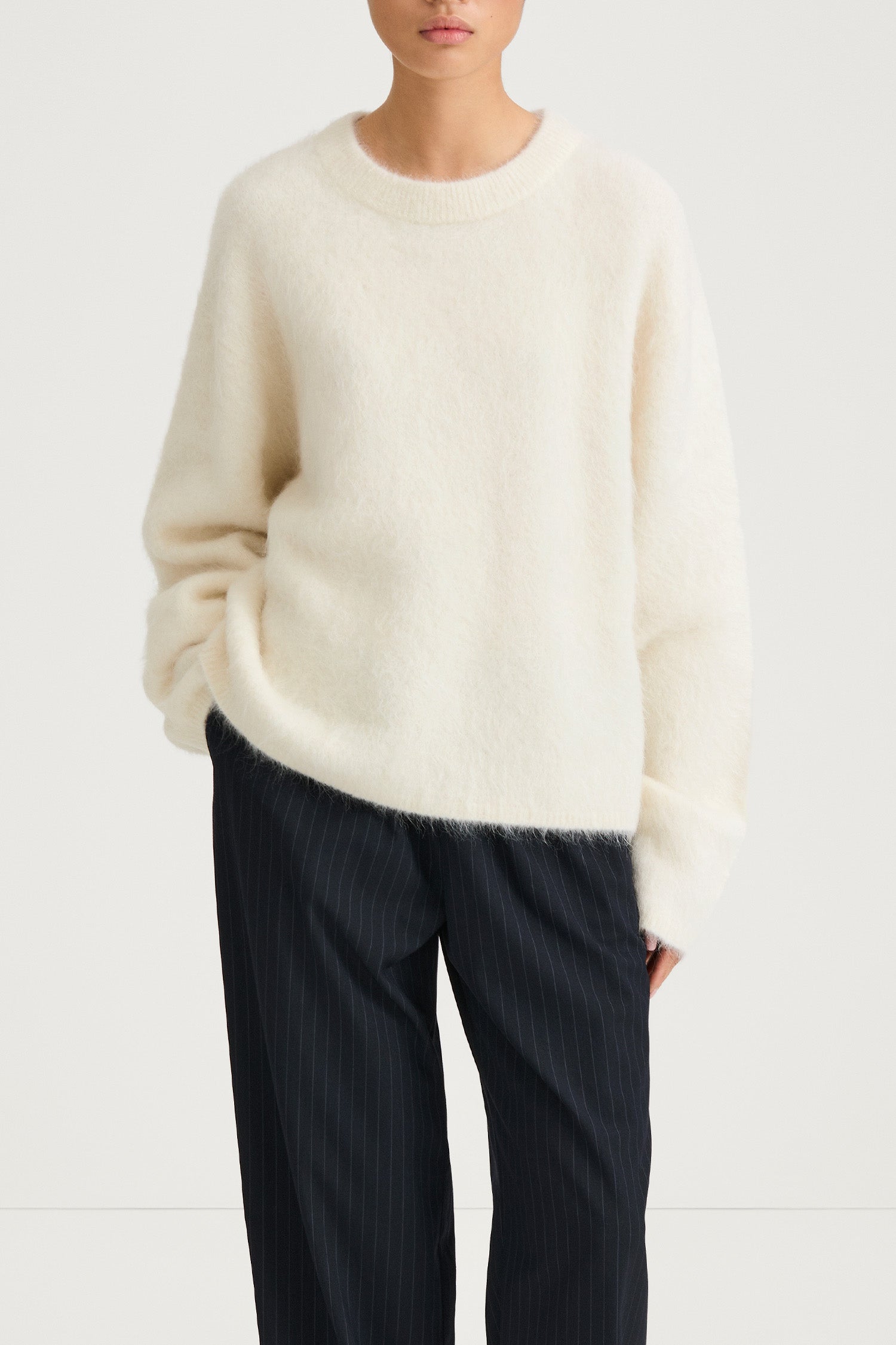 white alpacka knitted sweater stylein lorena close up