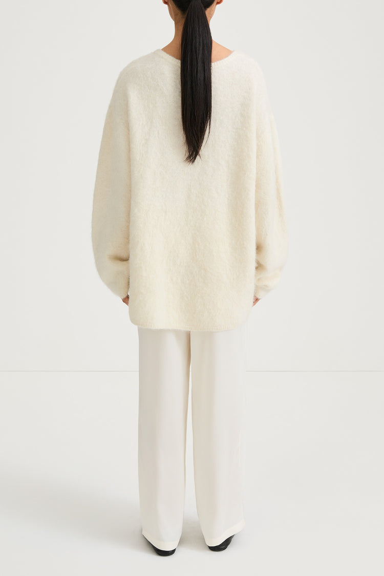  white alpacka v-neck sweater stylein liora  back