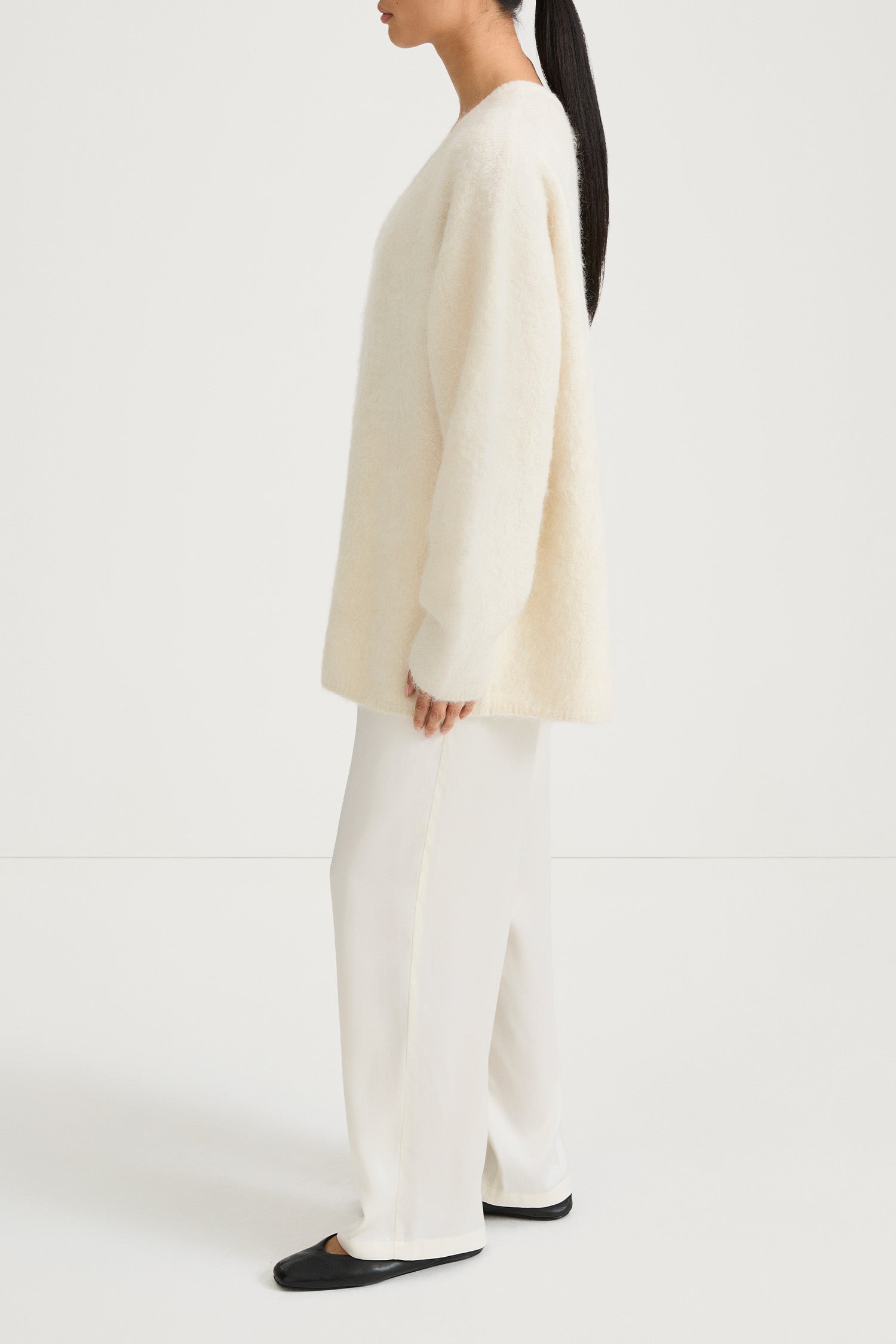 white alpacka v-neck sweater stylein liora side