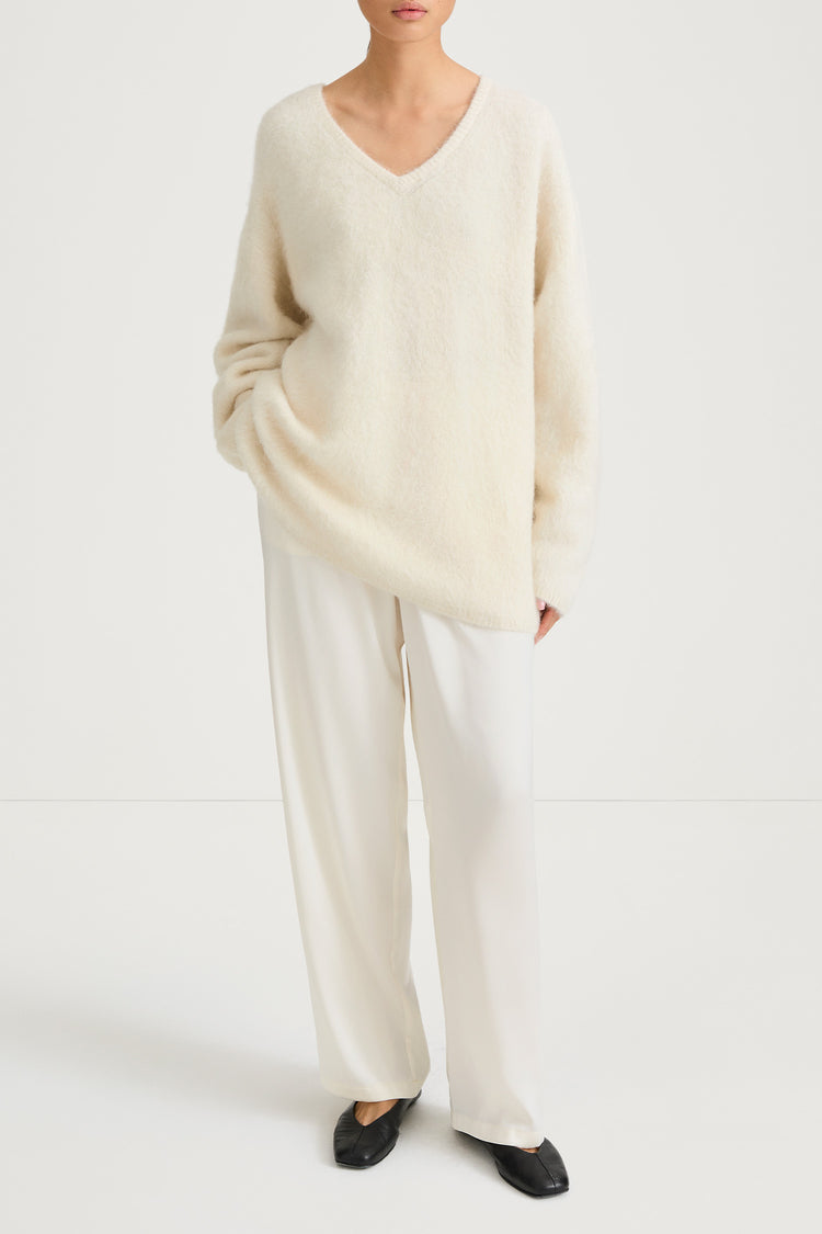 white alpacka v-neck sweater stylein liora model image