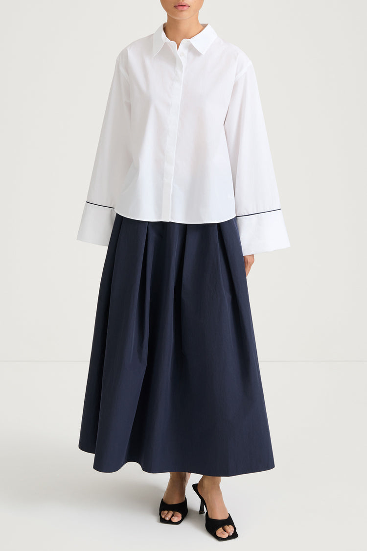 White wide sleeve shirt stylein jovanna front model image