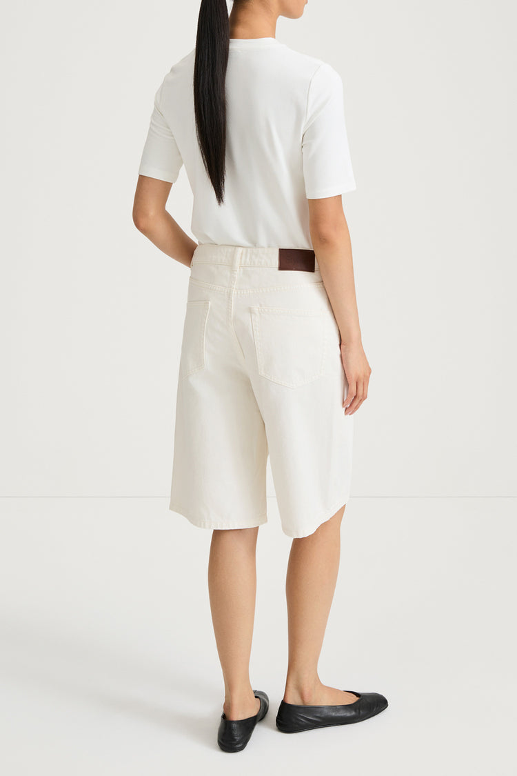 Wide leg high-waist denim jeans shorts stylein kayne ecru white model image back