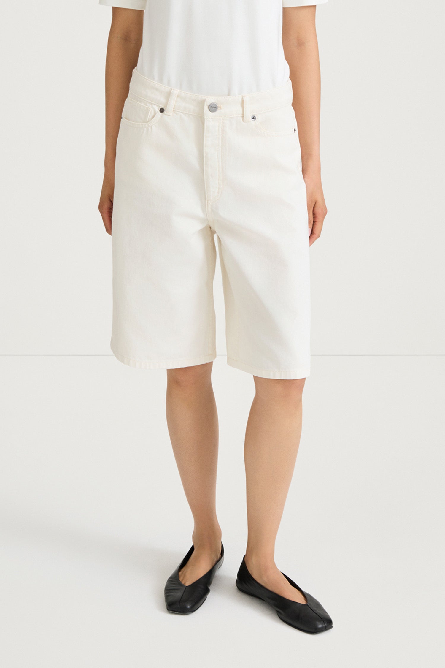Wide leg high-waist denim jeans shorts stylein kayne ecru white model image front close