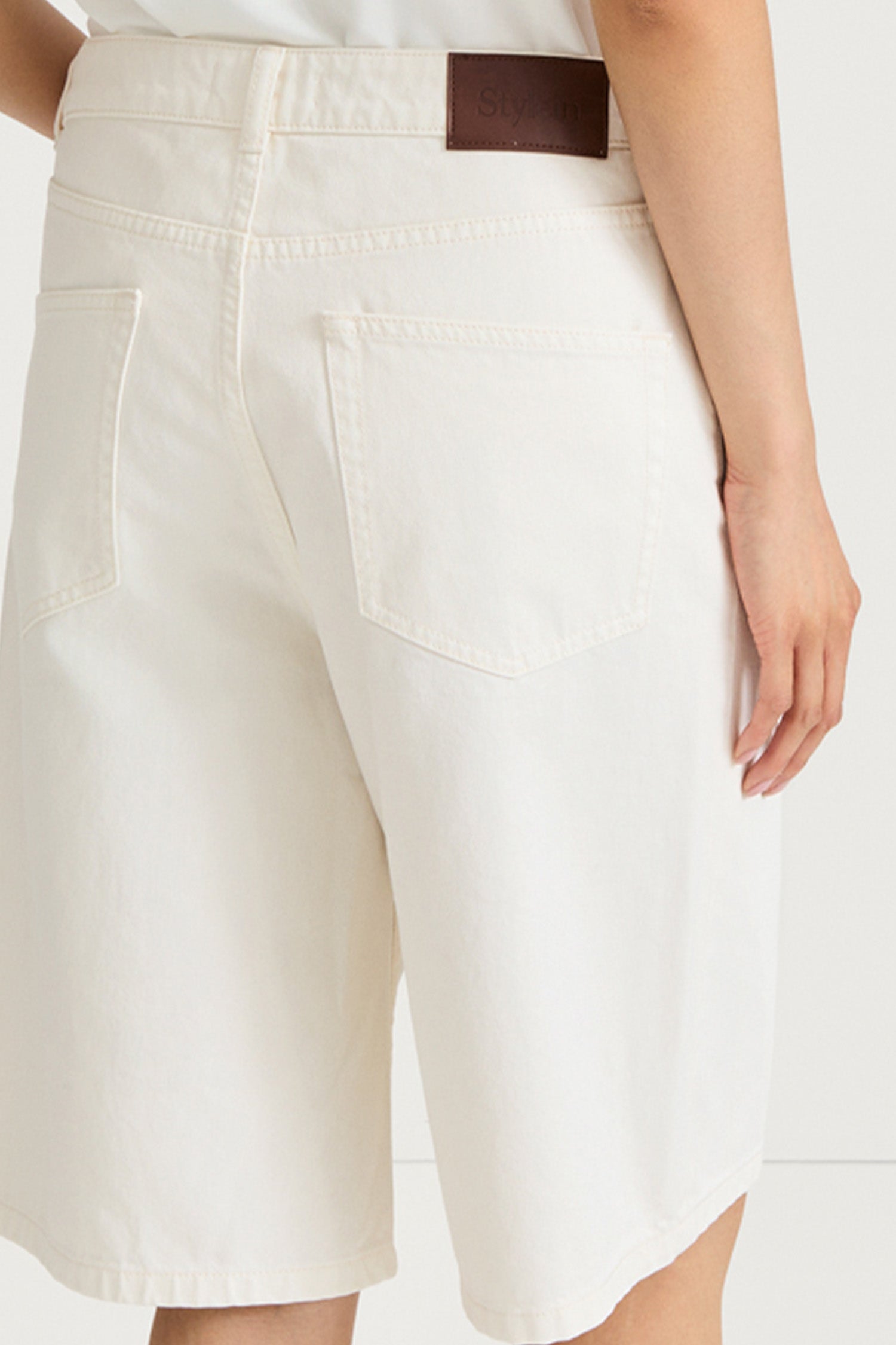Wide leg high-waist denim jeans shorts stylein kayne ecru white model image back detail