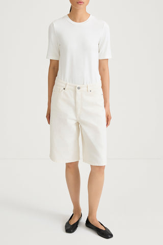 Wide leg high-waist denim jeans shorts stylein kayne ecru white model image front
