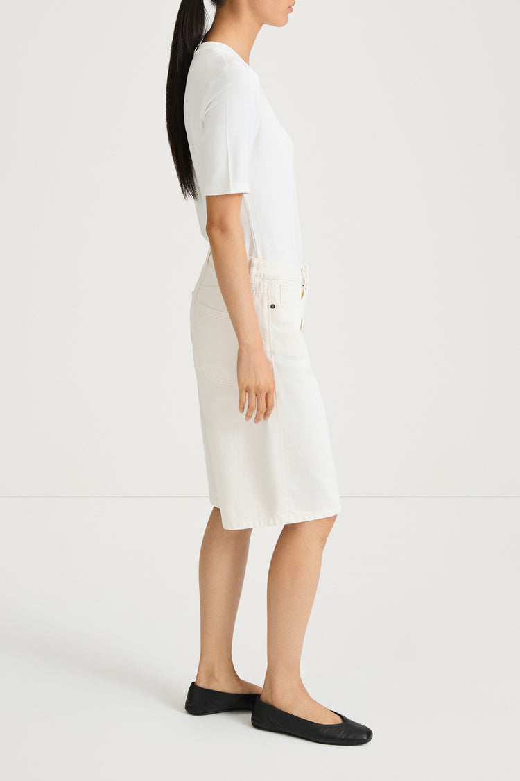 Wide leg high-waist denim jeans shorts stylein kayne ecru white model image side