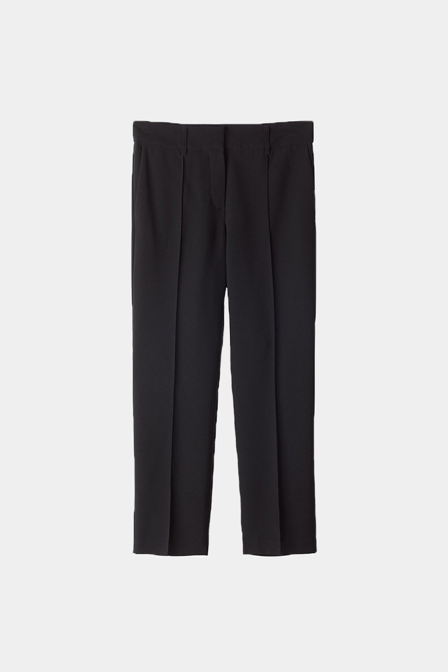 Ben is a pair of slim fitted trousers in ankle length with sewn creases and slanted side pockets.