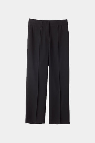 Boris is a pair of loose fitted trousers with sewn creases, pockets on the sides and loops for a belt in the waist.