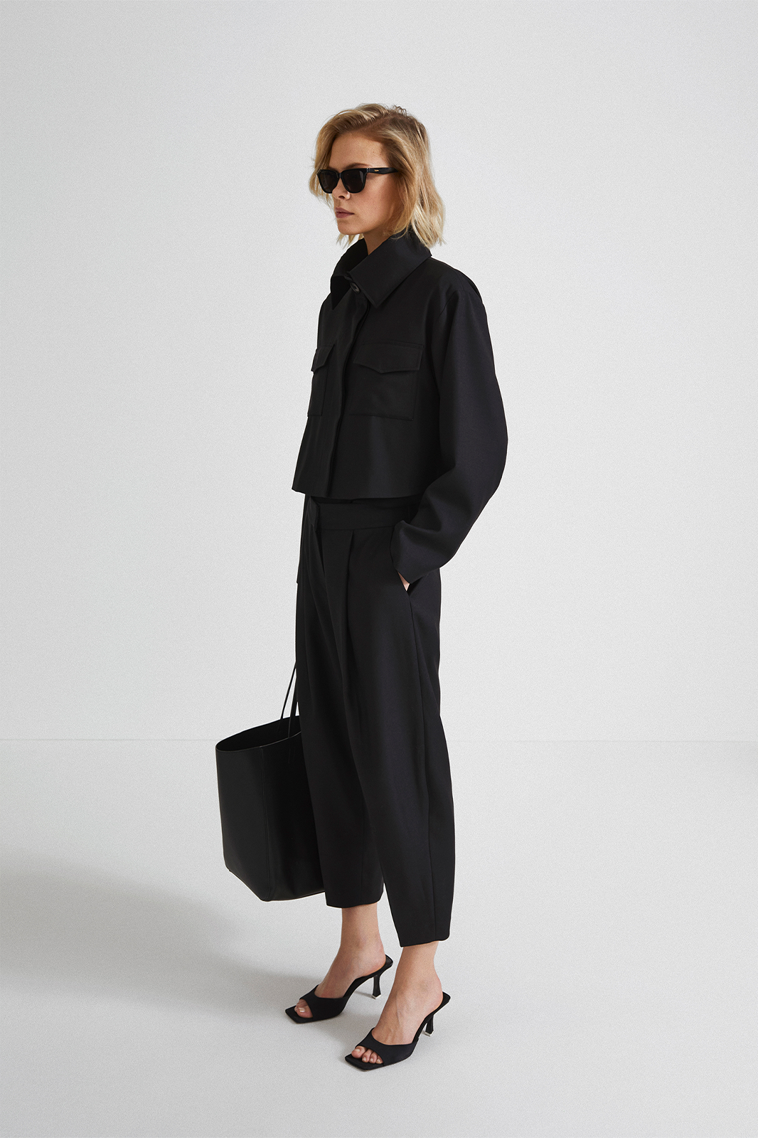 Bosa trousers voluminous cropped length wool mix black stylein side image