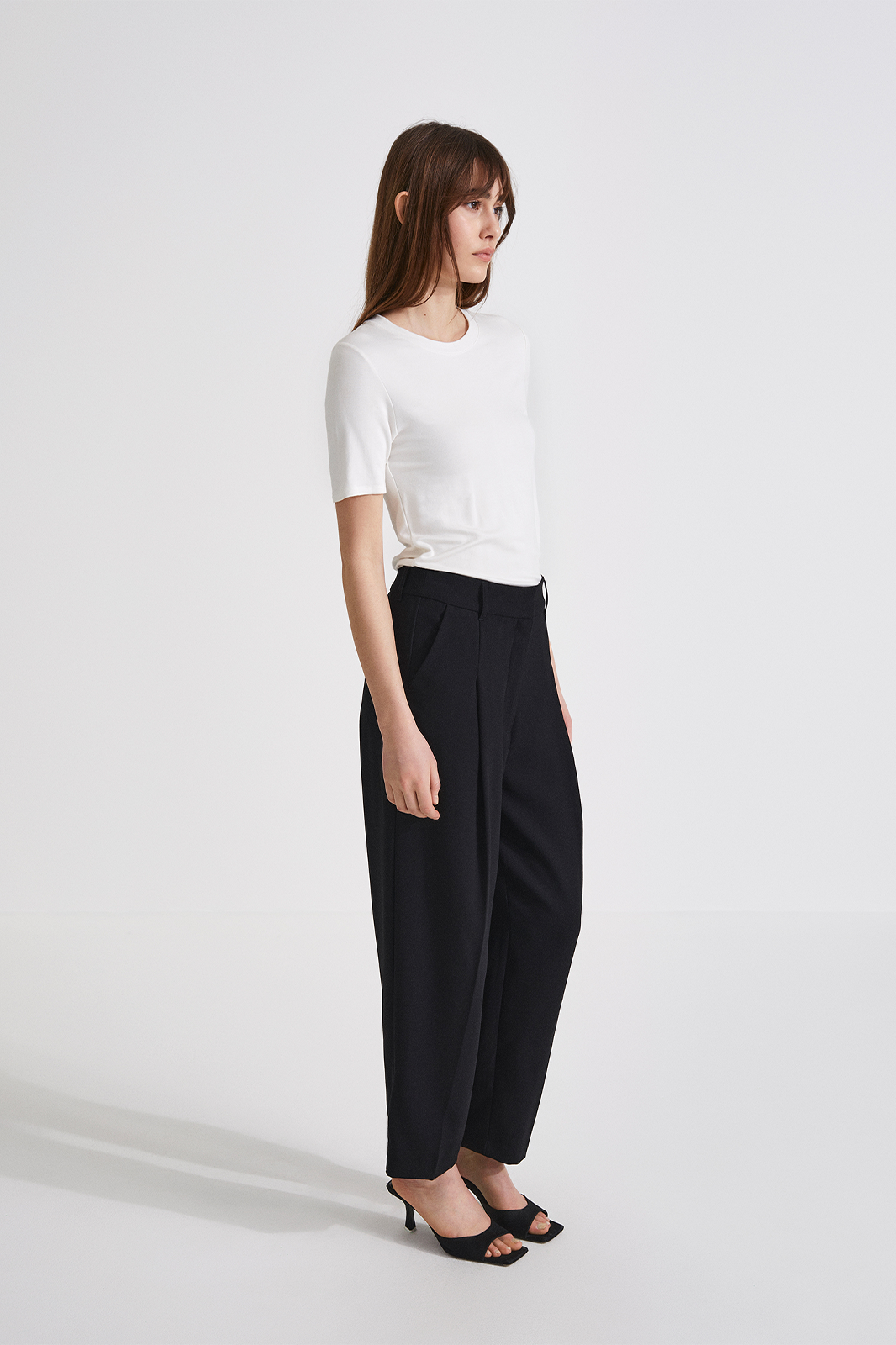 Berga trousers cropped slightly wide voluminous round shape black stylein side image